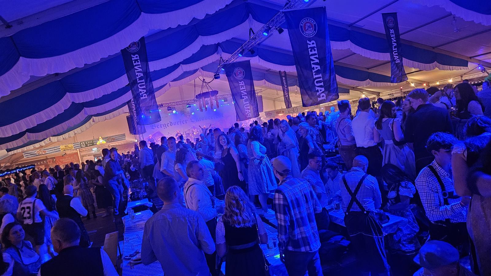 Festzelt mit Paulaner-Bannern