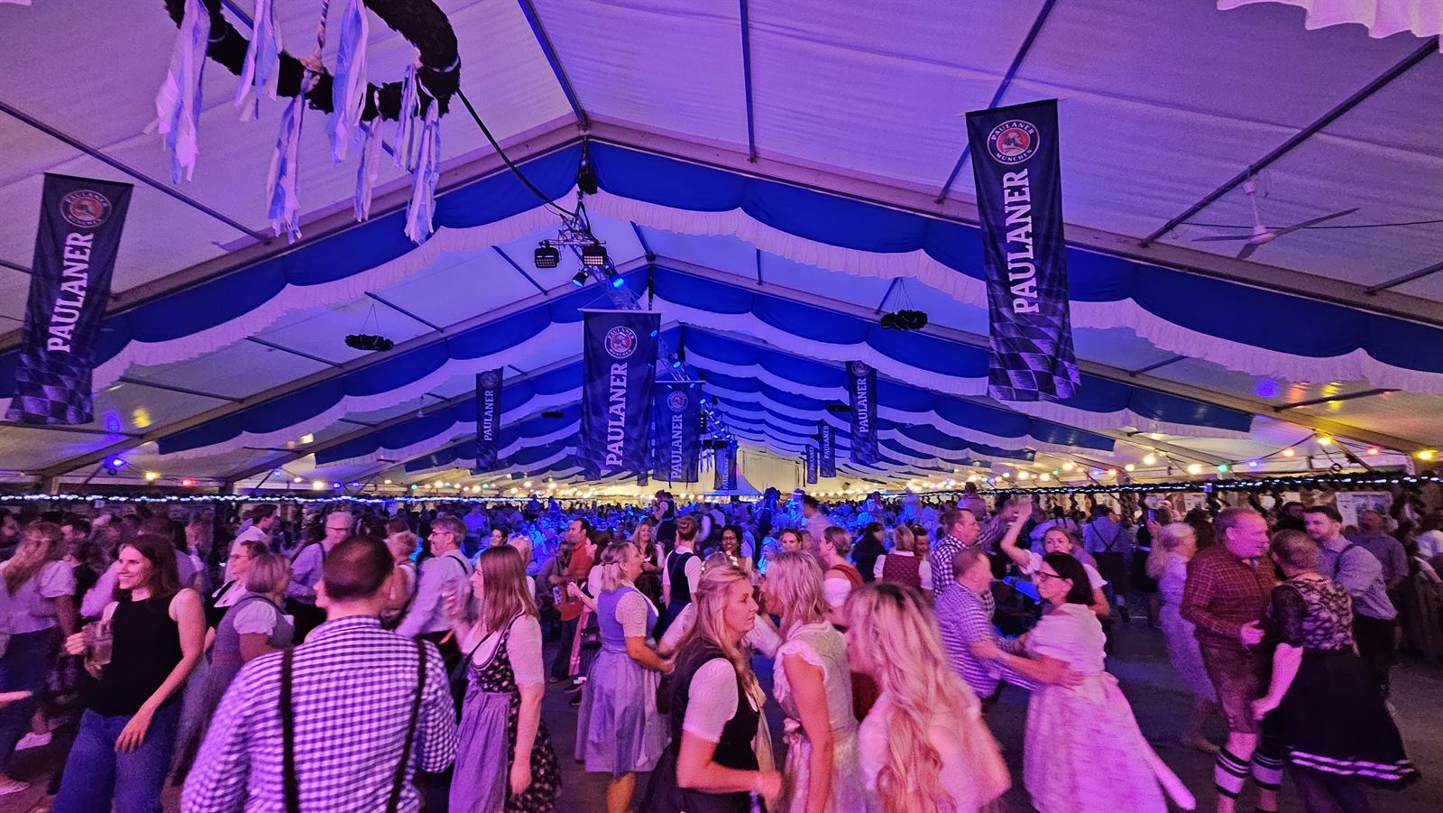 Partystimmung unter Lila-Licht