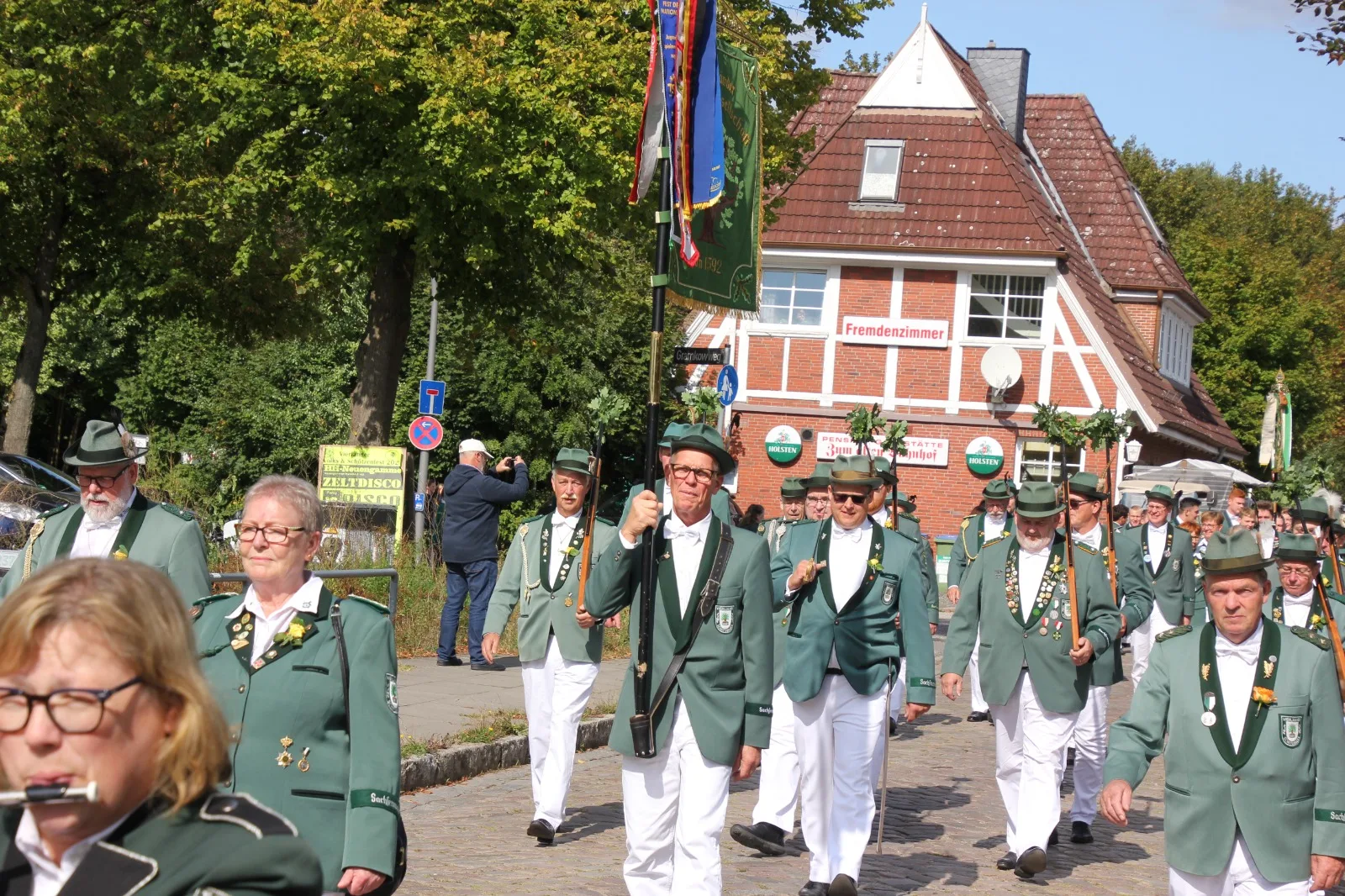 Schützen in Uniform ziehen durch Bergedorf