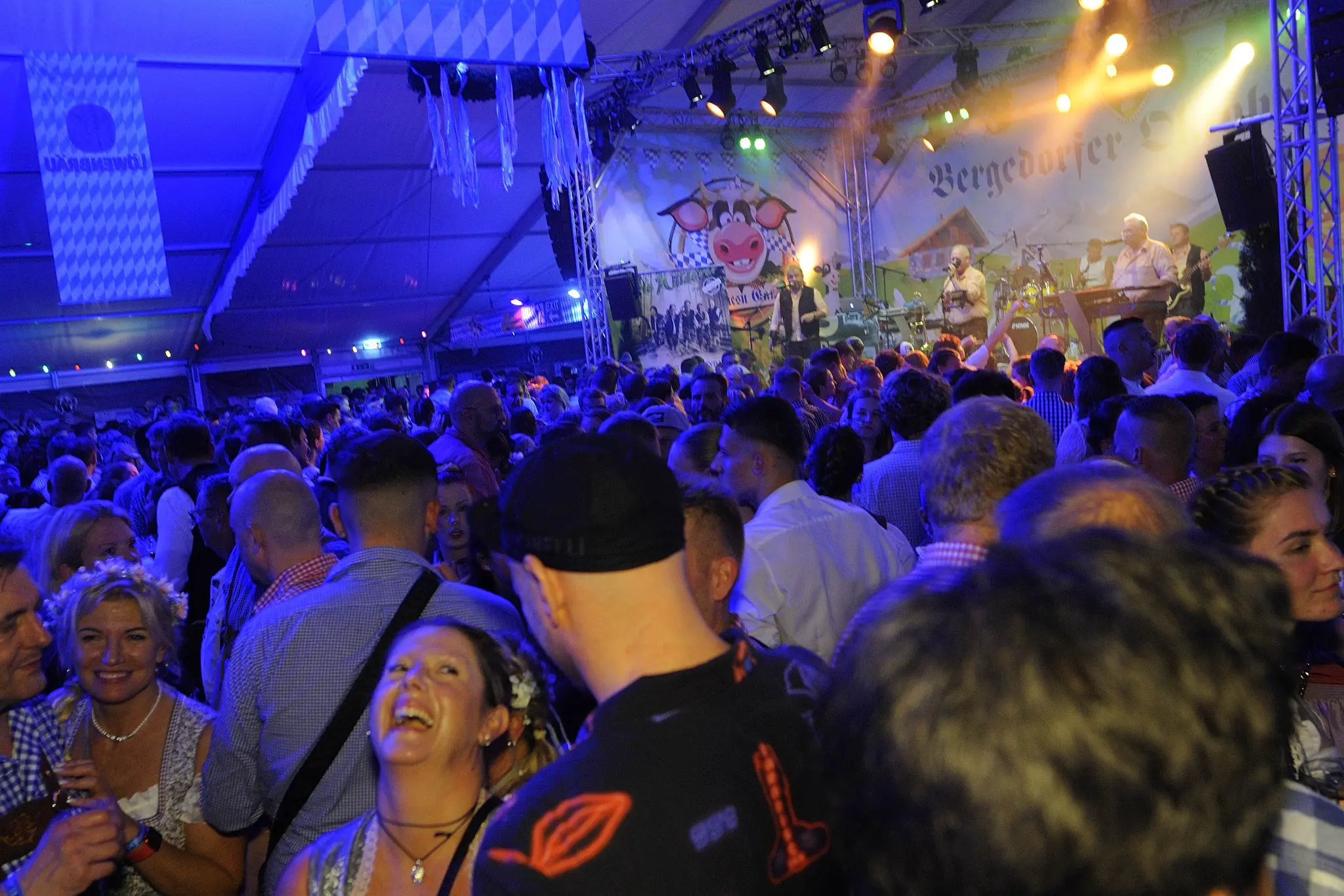 Volles Haus vor der Bühne